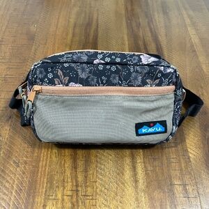*NWOT* Kavu Cattle Point Quiet Wildflowers Hip Pack